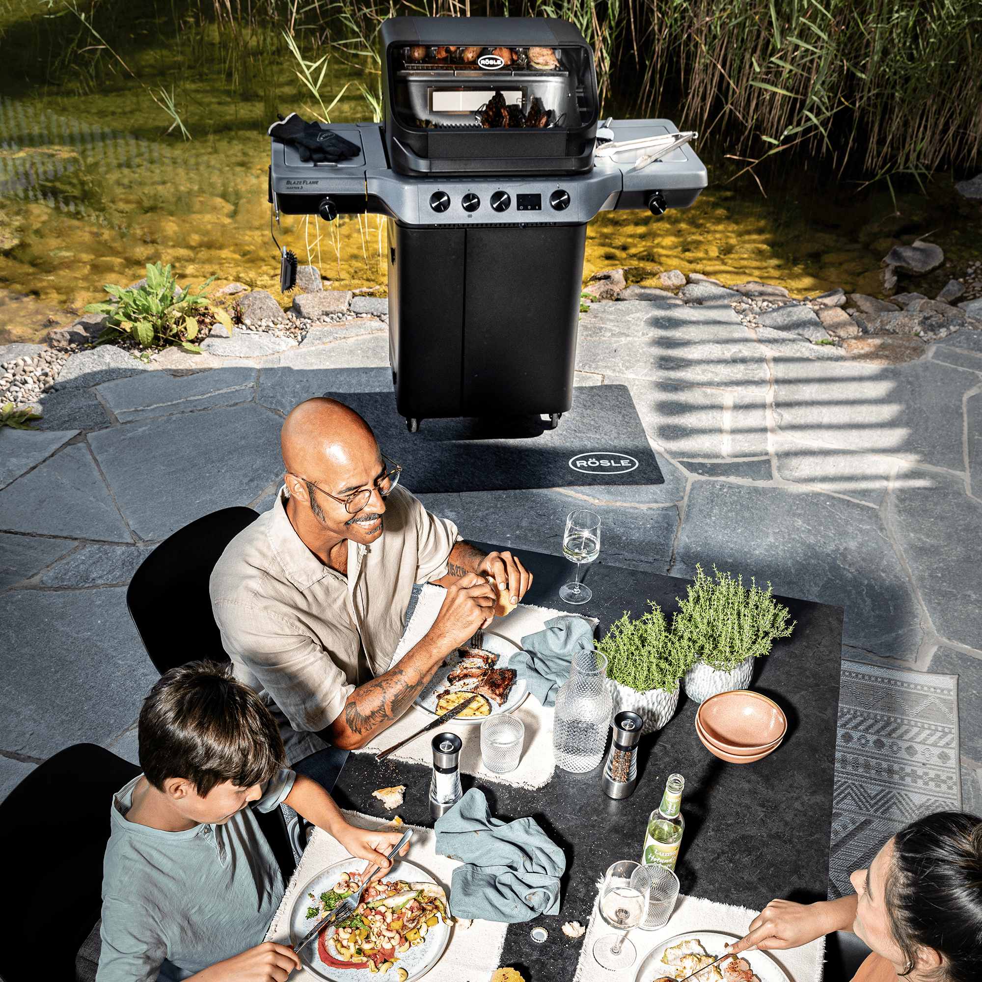 Rösle grill im garten beim grillen
